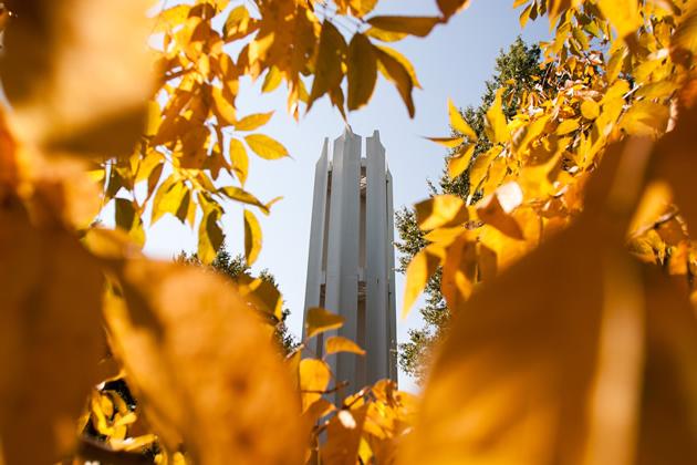 纪念钟楼矗立在西北校区的中央，不仅是纪念战争老兵，也是纪念已故的全球网络赌博平台和员工.